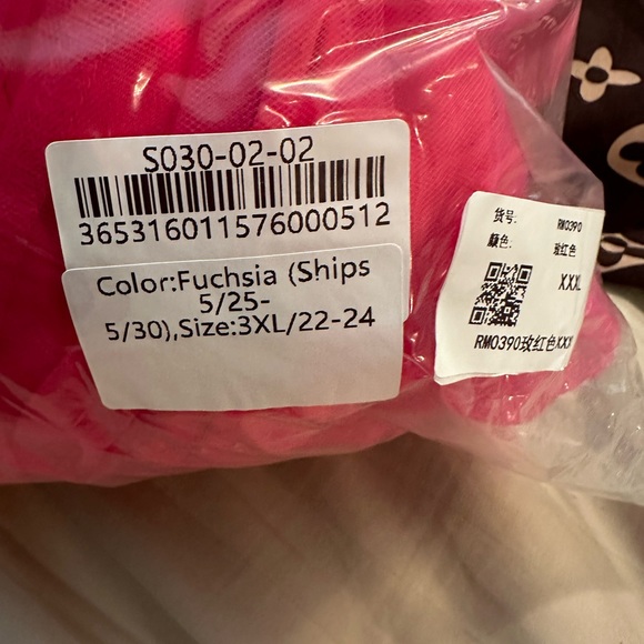 Stunning statement plus size hot pink party dress size 3X. Statement shoulders - Picture 5 of 6